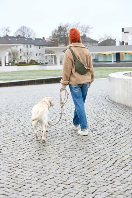 PALOPA Leckerlibeutel „Emma“ – Stylische 3-in-1 Hunde-Gassitasche (Wasserabweisend & Recycelt)