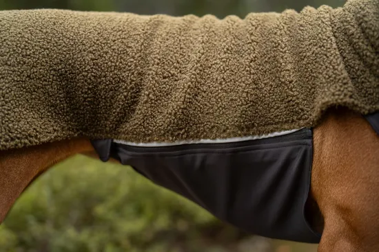Preview: PolarPomppa Hundepullover Olive – Warme Sherpa-Fleecejacke mit Reißverschluss