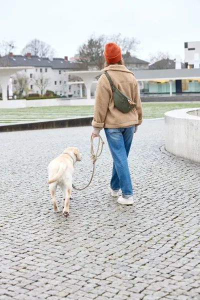 PALOPA Leckerlibeutel „Emma“ – Stylische 3-in-1 Hunde-Gassitasche (Wasserabweisend & Recycelt)
